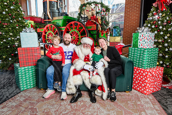 RKPhoto-2025-TheCharlestonSanta-Dec21-4798