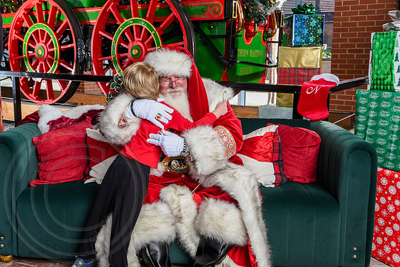 RKPhoto-2025-TheCharlestonSanta-Dec21-4800