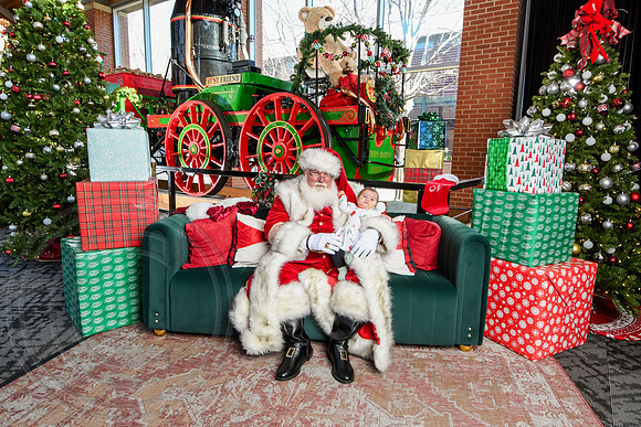 RKPhoto-2025-TheCharlestonSanta-Dec21-4811