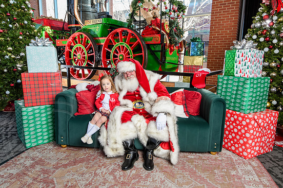 RKPhoto-2025-TheCharlestonSanta-Dec21-4814
