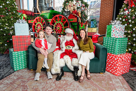 RKPhoto-2025-TheCharlestonSanta-Dec21-4815