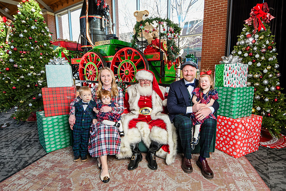 RKPhoto-2025-TheCharlestonSanta-Dec21-4819