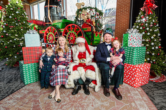 RKPhoto-2025-TheCharlestonSanta-Dec21-4820