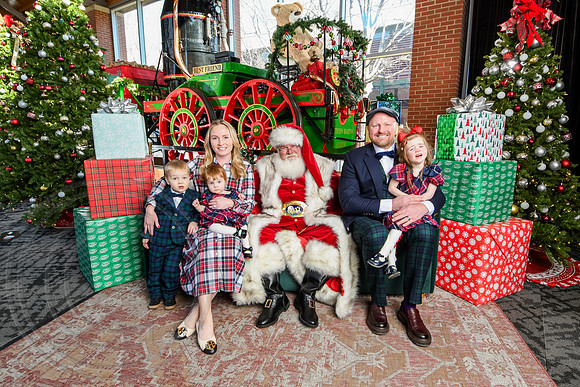 RKPhoto-2025-TheCharlestonSanta-Dec21-4821