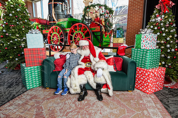 RKPhoto-2025-TheCharlestonSanta-Dec21-4823
