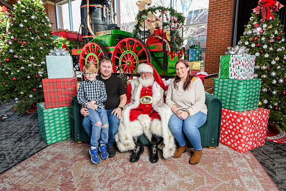 RKPhoto-2025-TheCharlestonSanta-Dec21-4824