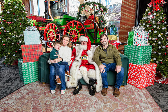 RKPhoto-2025-TheCharlestonSanta-Dec21-4827
