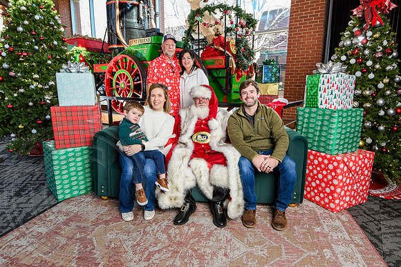 RKPhoto-2025-TheCharlestonSanta-Dec21-4828