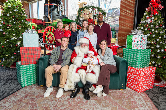 RKPhoto-2025-TheCharlestonSanta-Dec21-4833