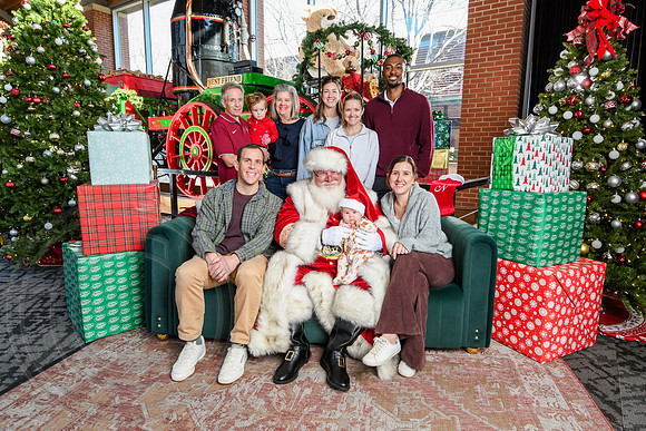 RKPhoto-2025-TheCharlestonSanta-Dec21-4834