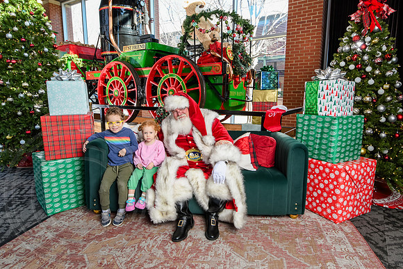 RKPhoto-2025-TheCharlestonSanta-Dec21-4835