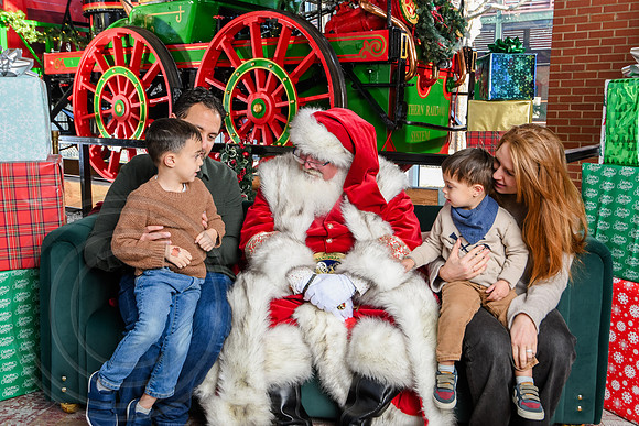 RKPhoto-2025-TheCharlestonSanta-Dec21-4841