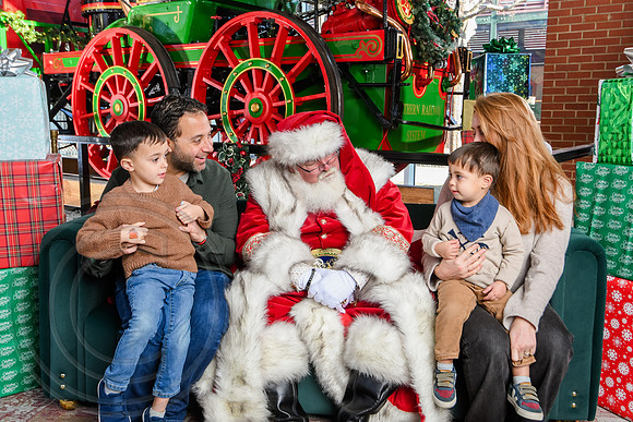 RKPhoto-2025-TheCharlestonSanta-Dec21-4842