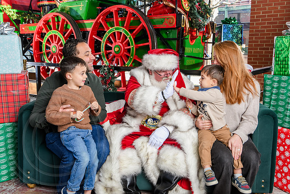 RKPhoto-2025-TheCharlestonSanta-Dec21-4843