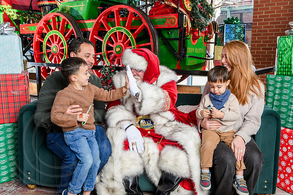 RKPhoto-2025-TheCharlestonSanta-Dec21-4844