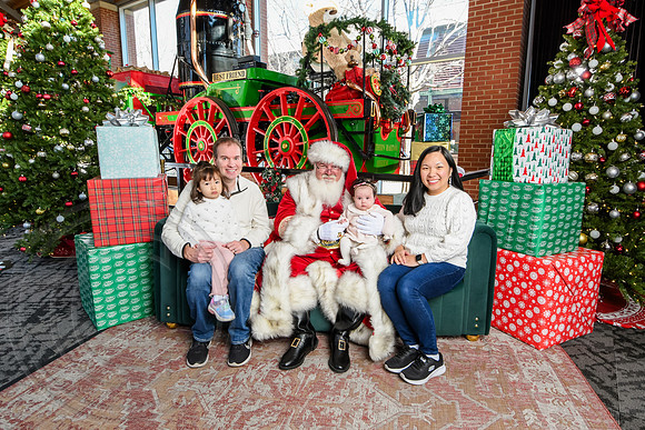 RKPhoto-2025-TheCharlestonSanta-Dec21-4845