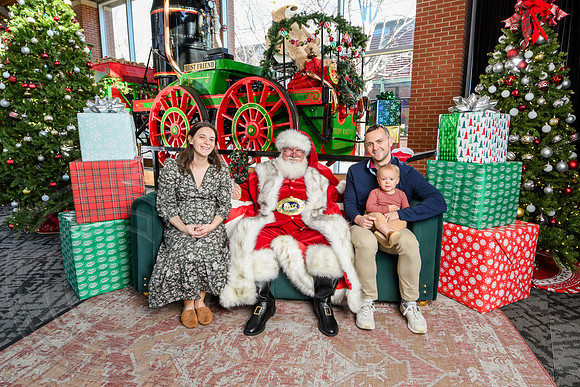 RKPhoto-2025-TheCharlestonSanta-Dec21-4849