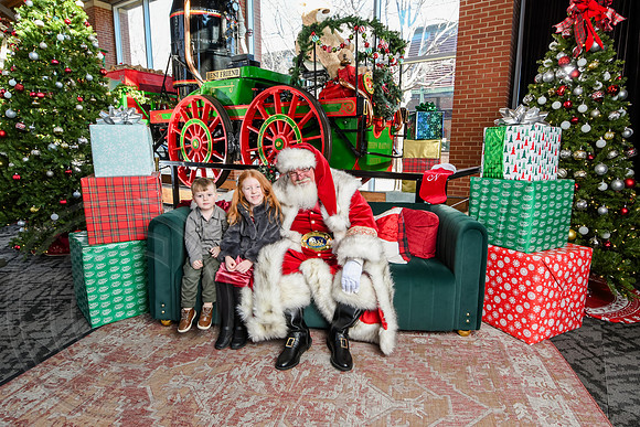 RKPhoto-2025-TheCharlestonSanta-Dec21-4850