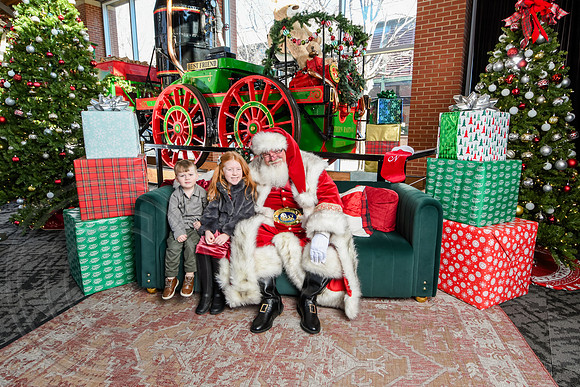 RKPhoto-2025-TheCharlestonSanta-Dec21-4851
