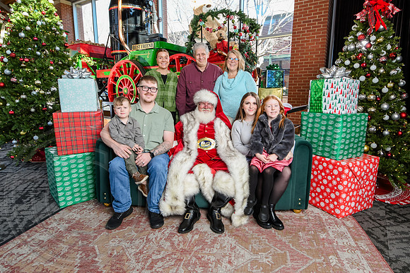 RKPhoto-2025-TheCharlestonSanta-Dec21-4854