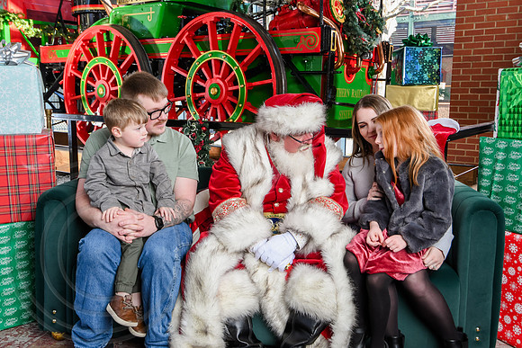 RKPhoto-2025-TheCharlestonSanta-Dec21-4855