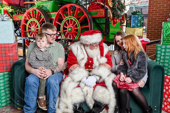 RKPhoto-2025-TheCharlestonSanta-Dec21-4856