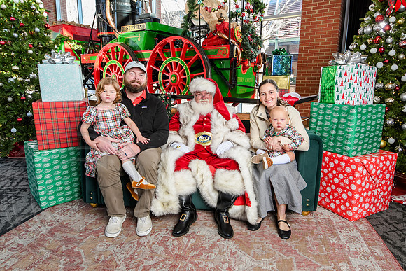 RKPhoto-2025-TheCharlestonSanta-Dec21-4862