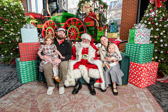 RKPhoto-2025-TheCharlestonSanta-Dec21-4863
