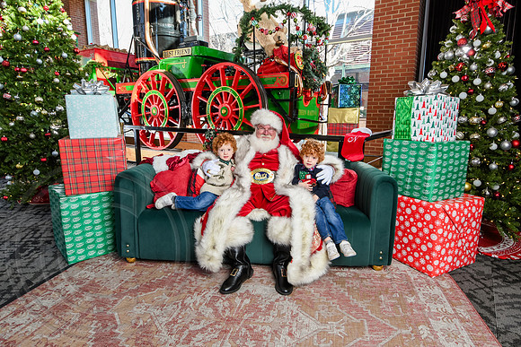 RKPhoto-2025-TheCharlestonSanta-Dec21-4866