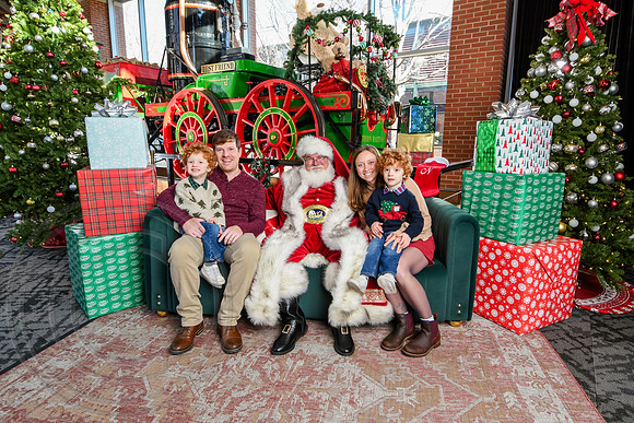 RKPhoto-2025-TheCharlestonSanta-Dec21-4867
