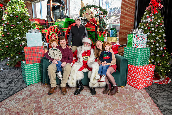 RKPhoto-2025-TheCharlestonSanta-Dec21-4868
