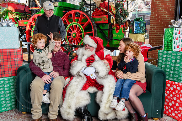 RKPhoto-2025-TheCharlestonSanta-Dec21-4869