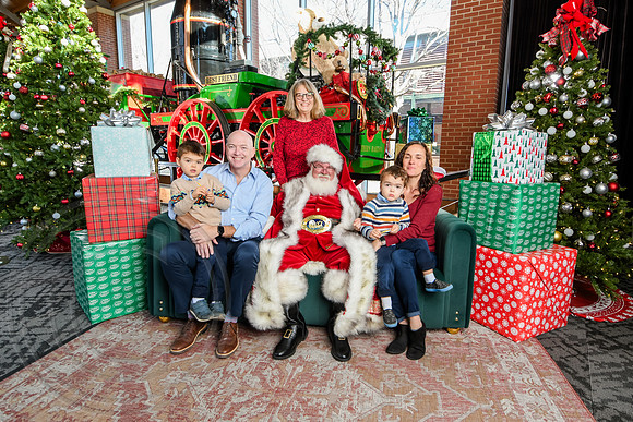 RKPhoto-2025-TheCharlestonSanta-Dec21-4873