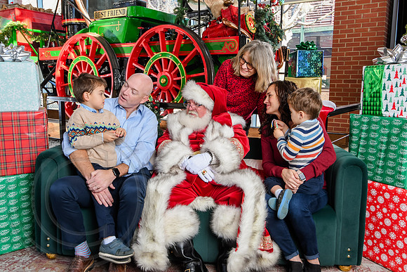 RKPhoto-2025-TheCharlestonSanta-Dec21-4874