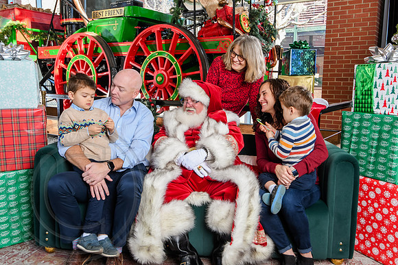 RKPhoto-2025-TheCharlestonSanta-Dec21-4875