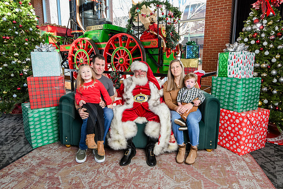RKPhoto-2025-TheCharlestonSanta-Dec21-4878