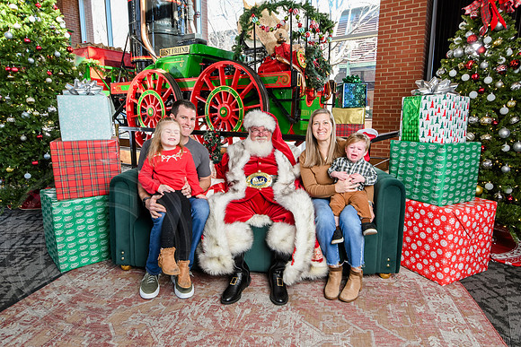RKPhoto-2025-TheCharlestonSanta-Dec21-4879