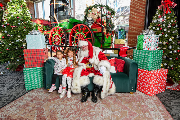 RKPhoto-2025-TheCharlestonSanta-Dec21-4885