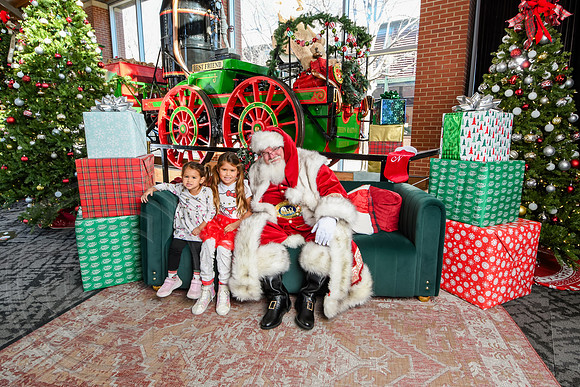 RKPhoto-2025-TheCharlestonSanta-Dec21-4886