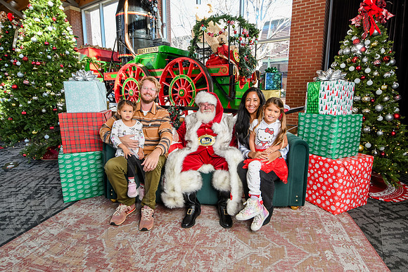 RKPhoto-2025-TheCharlestonSanta-Dec21-4887