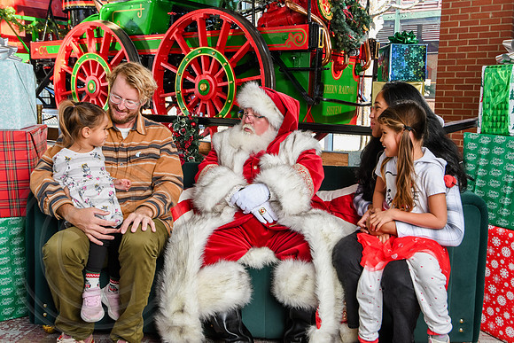 RKPhoto-2025-TheCharlestonSanta-Dec21-4888
