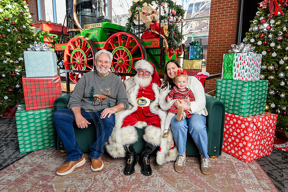 RKPhoto-2025-TheCharlestonSanta-Dec21-4893