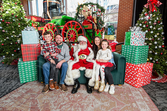 RKPhoto-2025-TheCharlestonSanta-Dec21-4898