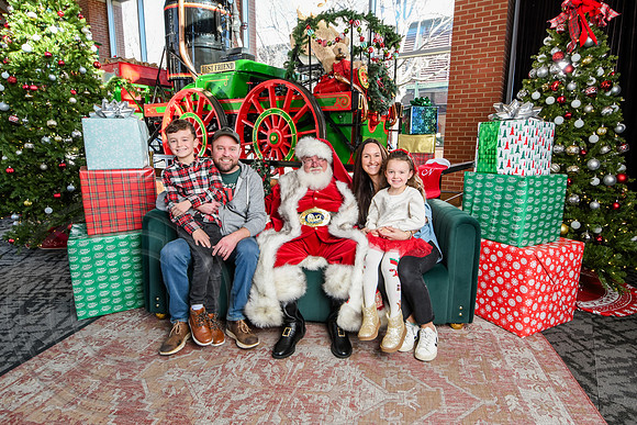 RKPhoto-2025-TheCharlestonSanta-Dec21-4899