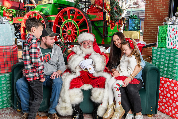RKPhoto-2025-TheCharlestonSanta-Dec21-4900