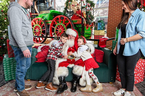 RKPhoto-2025-TheCharlestonSanta-Dec21-4902