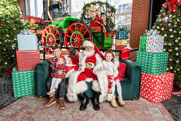 RKPhoto-2025-TheCharlestonSanta-Dec21-4903