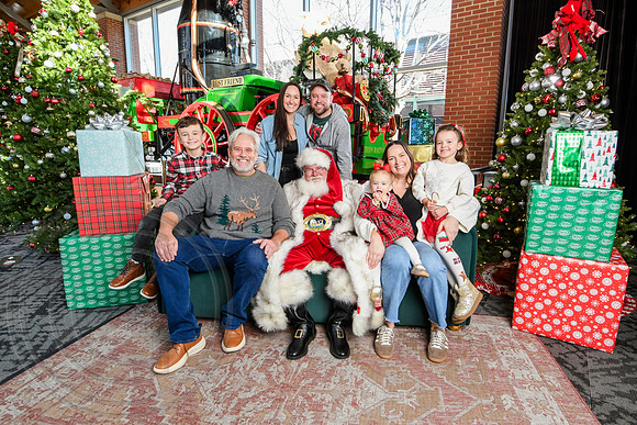 RKPhoto-2025-TheCharlestonSanta-Dec21-4905