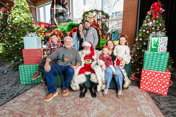 RKPhoto-2025-TheCharlestonSanta-Dec21-4906