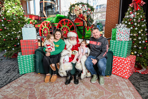 RKPhoto-2025-TheCharlestonSanta-Dec21-4907